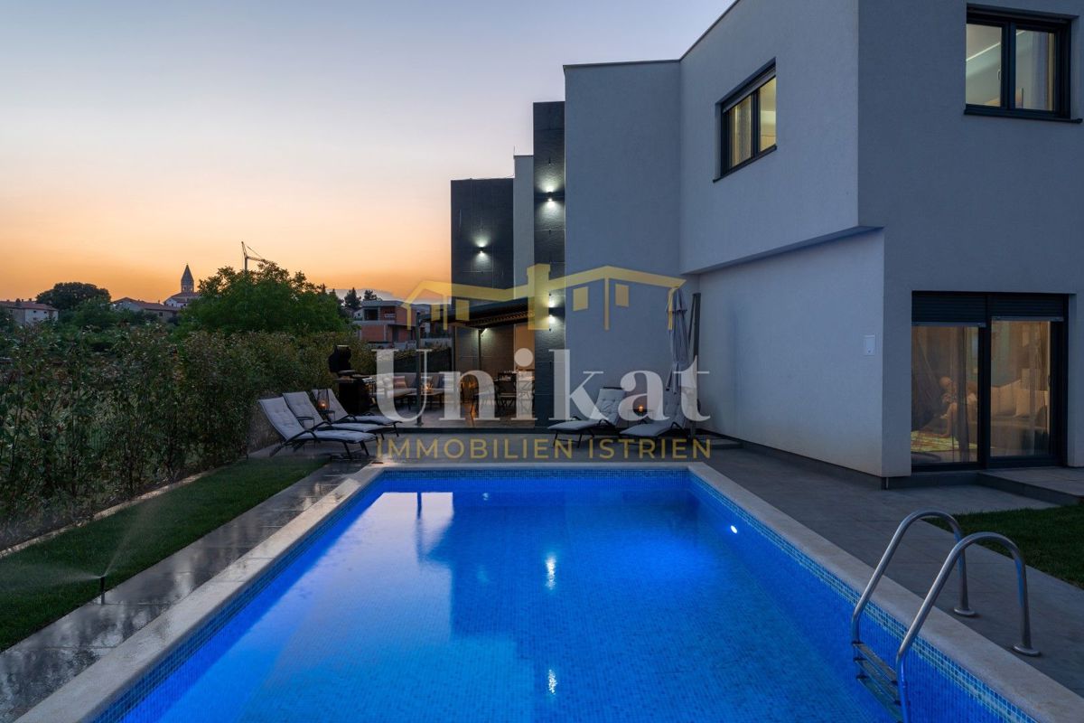 Moderna doppia villetta con piscina e vista mare